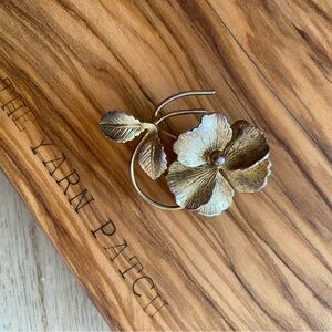 Vintage Giovanni Gold-Toned Flower Brooch – 1.5”